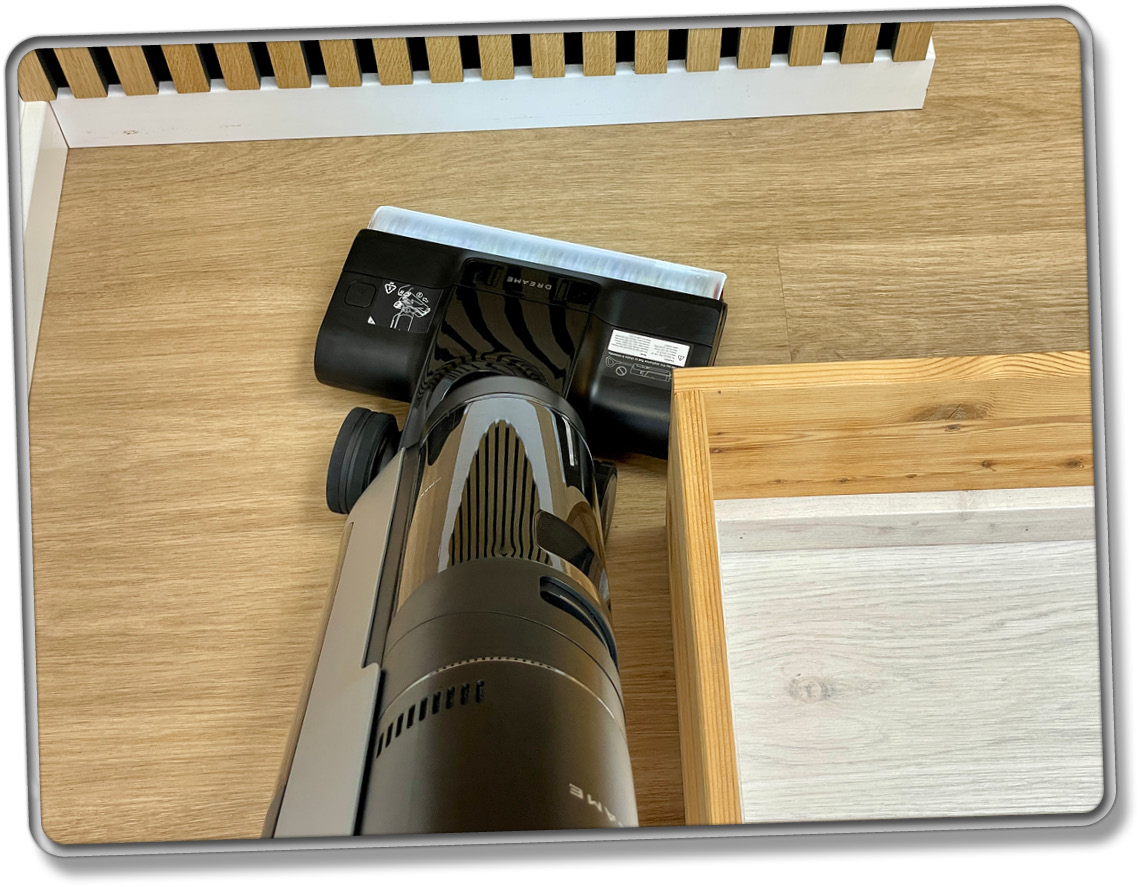 Auch um Möbel und Kanten herum ist nicht viel Freiheit garantiert