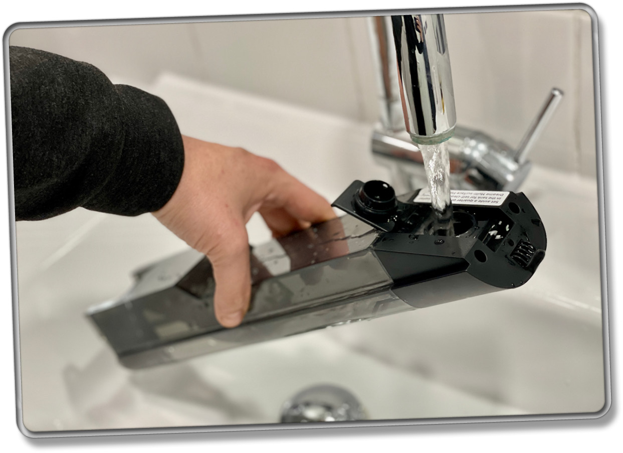 Der Wassertank wird einfach mit Leitungswasser gefüllt