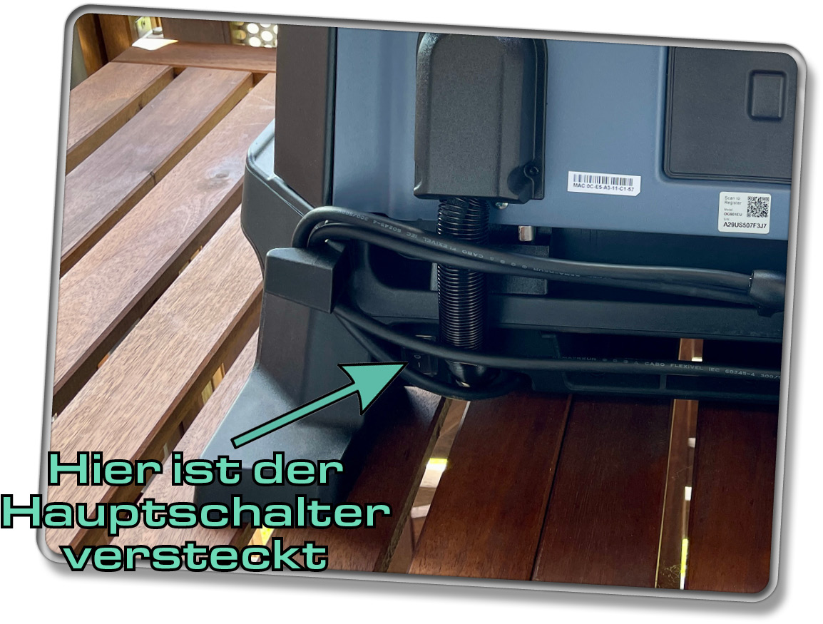 Der Hauptschalter ist auf der Rückseite des Geräts versteckt