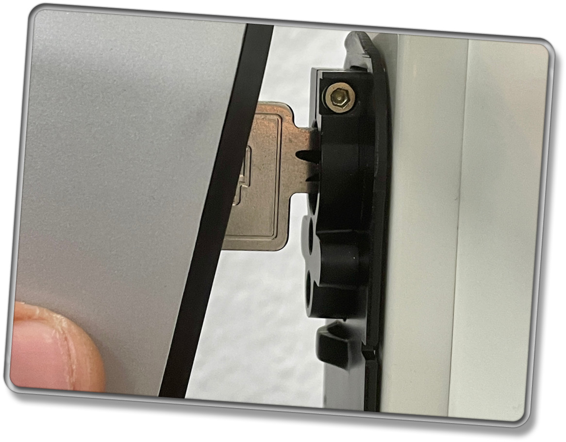 Wir zeigen euch, wie einfach die Montage des Yale Linus Smart Lock L2 ist