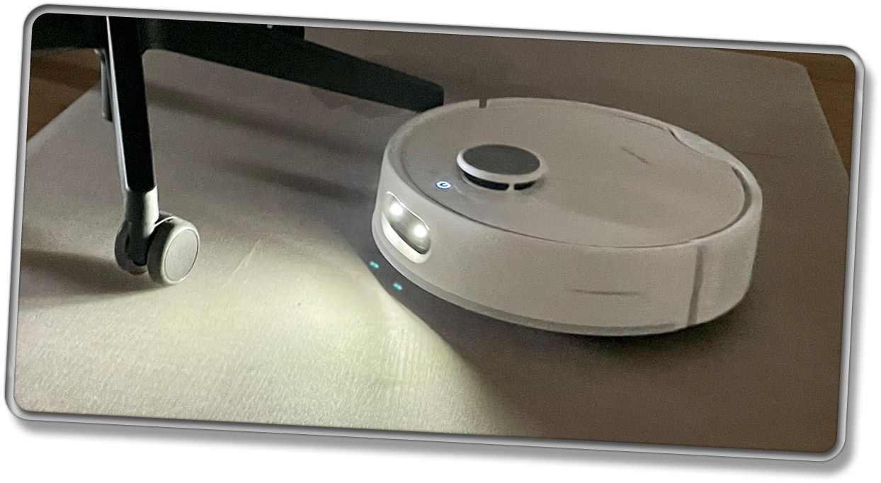 Auch bei Nacht kann der SwitchBot 10 Hindernisse erkennen, dank verbauter LED-Beleuchtung