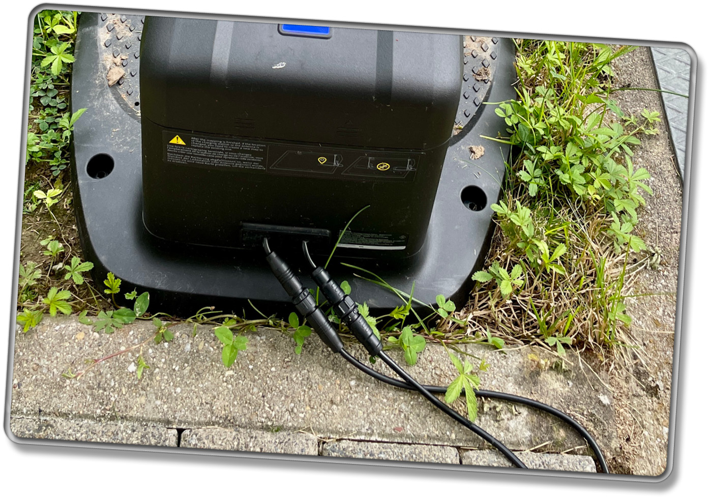 Die Ladestation des Segway Navimow i105 ist schnell und unkompliziert mit dem Strom und RTK verbunden.