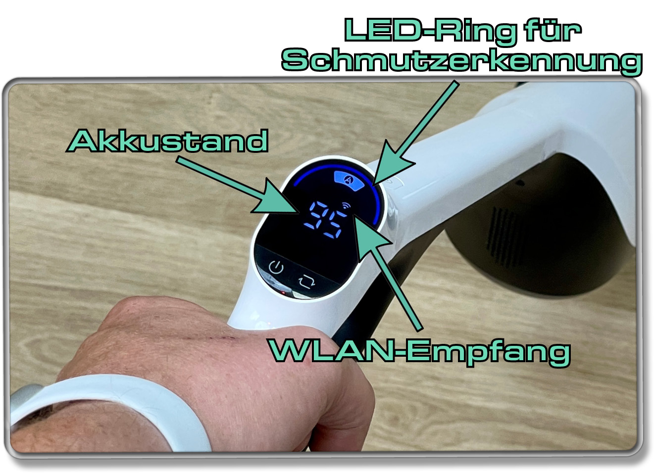 Am Griff befindet sich ein Display, das verschiedene Informationen über den Zustand des Roborock Flexi Pro anzeigt