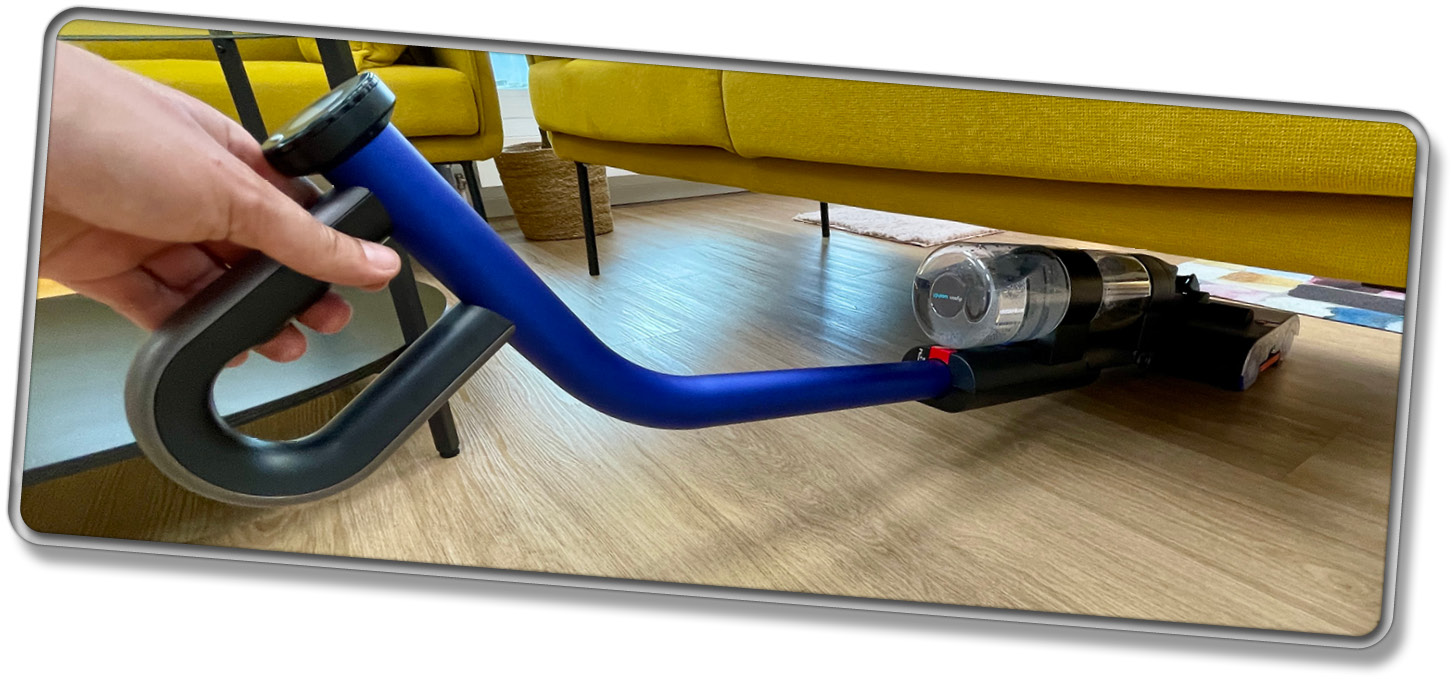 Der Dyson WashG1 kann tief gesenkt werden und so unter etwas höheren Möbeln reinigen