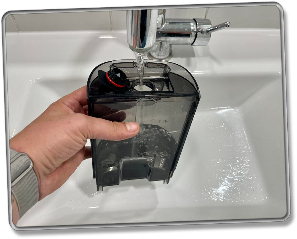 Der Frischwassertank kann einfach über eine Gummidichtung aufgefüllt werden