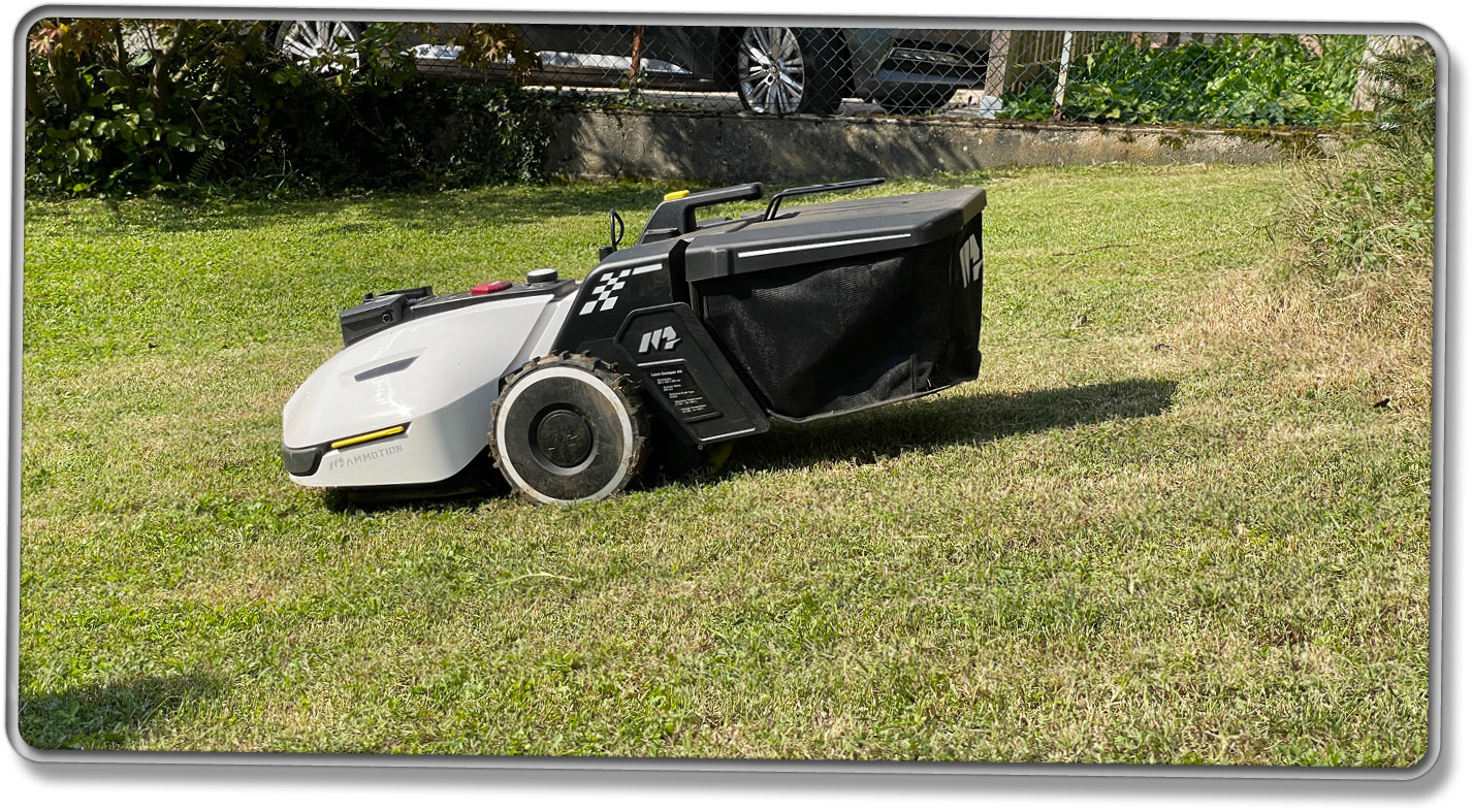 Der Mammotion YUKA navigiert in geraden Bahnen
