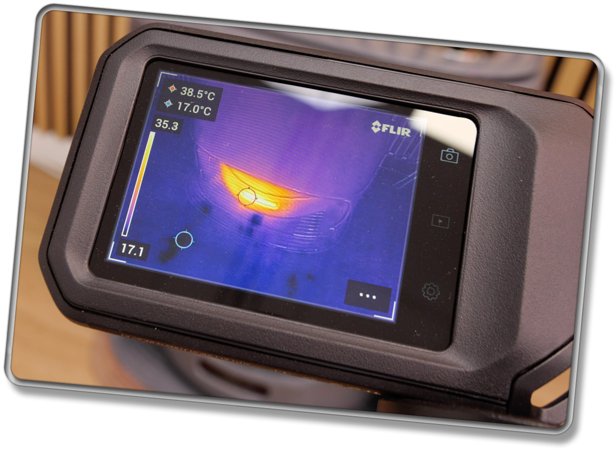 Die Wischmopps werden nach der Wäsche mit heißer Luft getrocknet