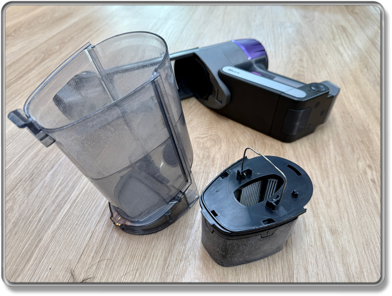 Der Filter steckt im Behälter und kann zum Reinigen herausgenommen werden