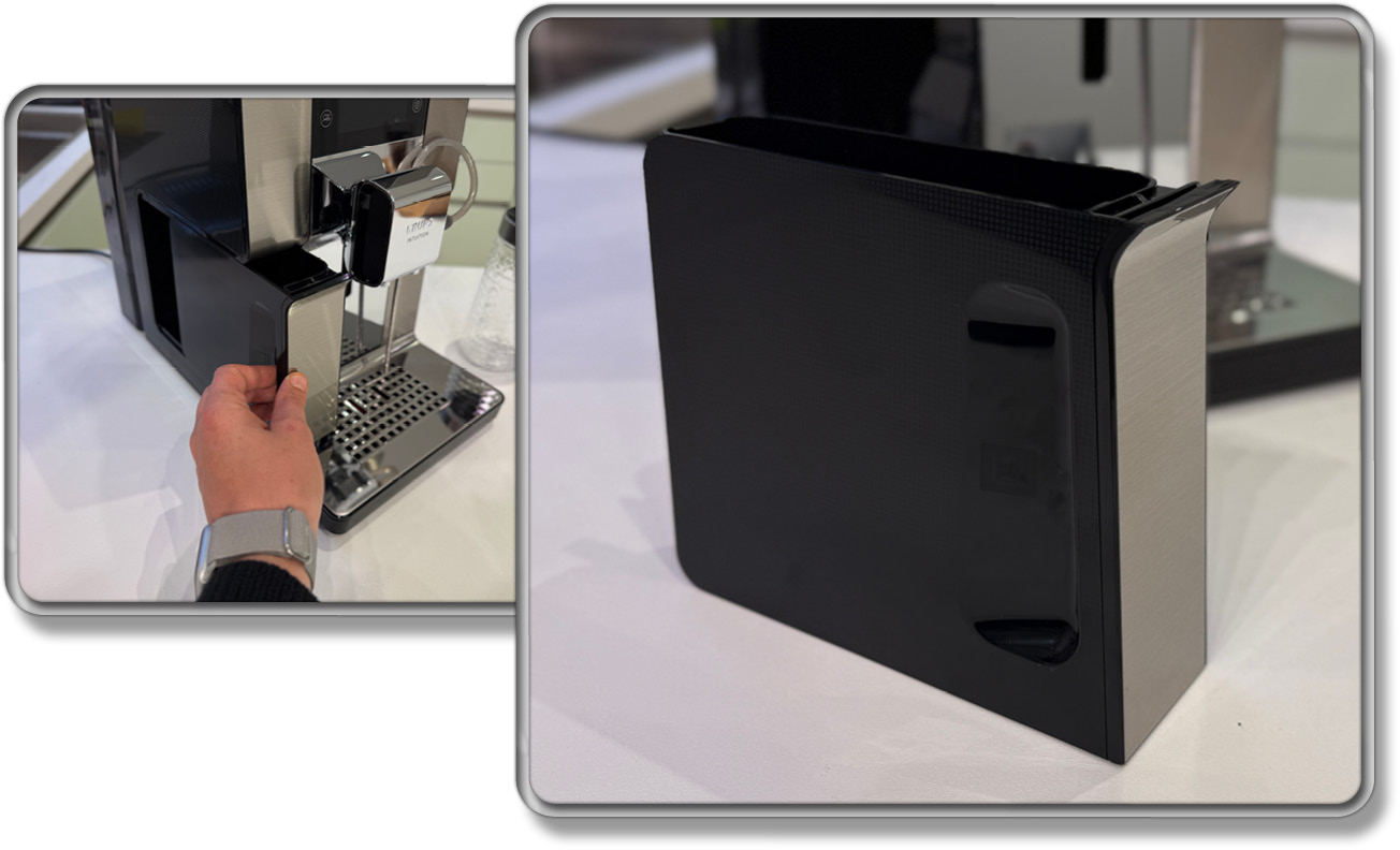 Der Tresterbehälter lässt sich von vorn aus der Maschine entnehmen.