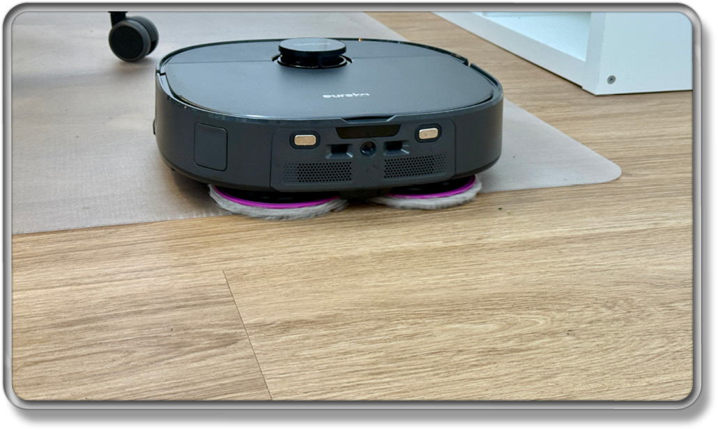 Die Bodenbürste wird im reinen Wischmodus angehoben