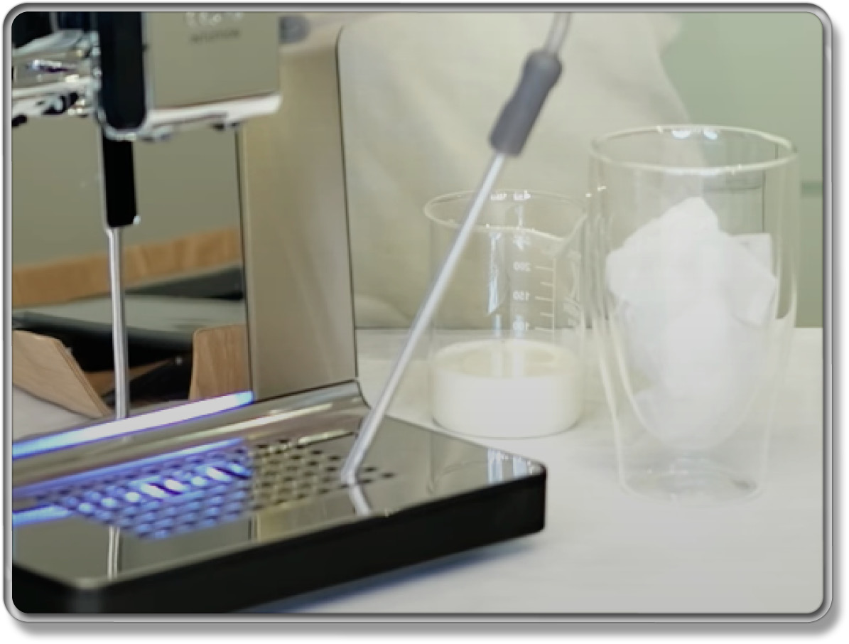 Kalt wird nicht gebrüht. Man benötigt Eiswürfel für Kaltgetränke beim Krups Intuition Experience+ Kaffeevollautomat