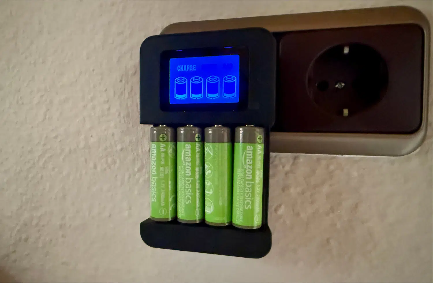 Das Ladegerät z eigt, wie voll die Batterien schon sind