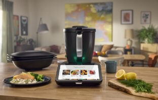 Thermomix TM7 mit Menü auf der Arbeitsplatte