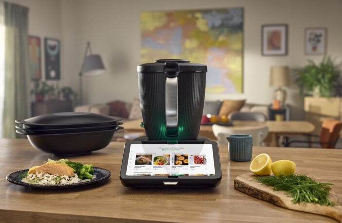 Thermomix TM7 mit Menü auf der Arbeitsplatte