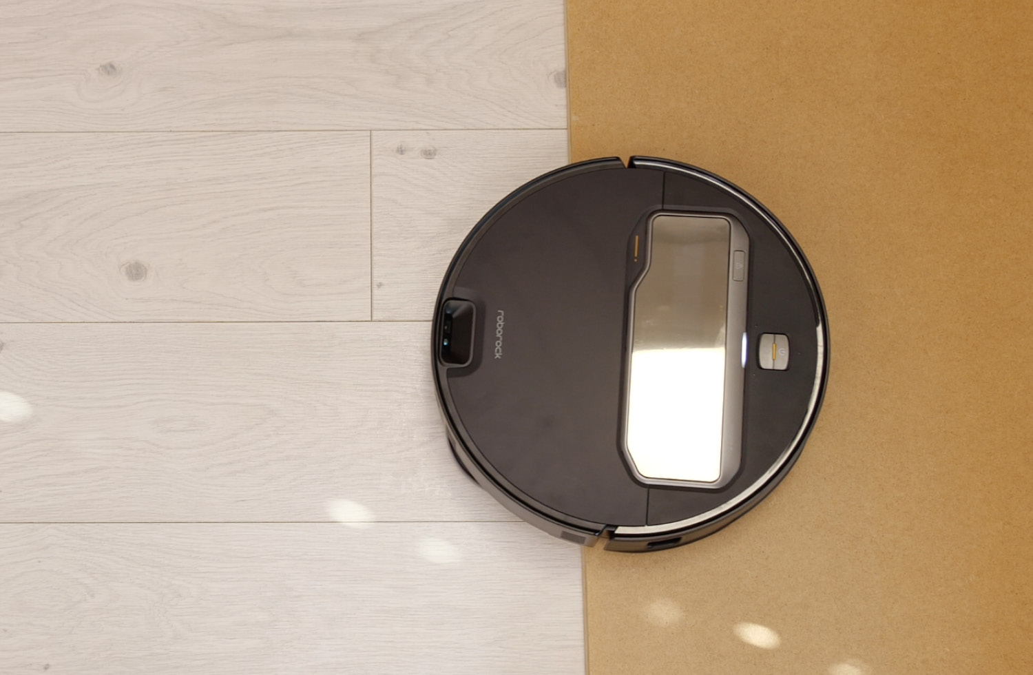 Dank des anhebbaren Chassis hat der Roborock Saros Z70 eine Kante mit einer Höhe von 3,1 cm überwunden