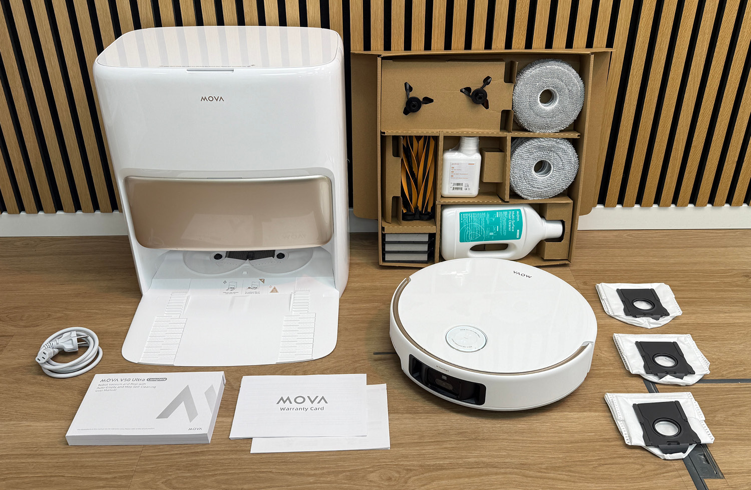 Das ist der überaus üppige Lieferumfang des Mova V50 Ultra Complete