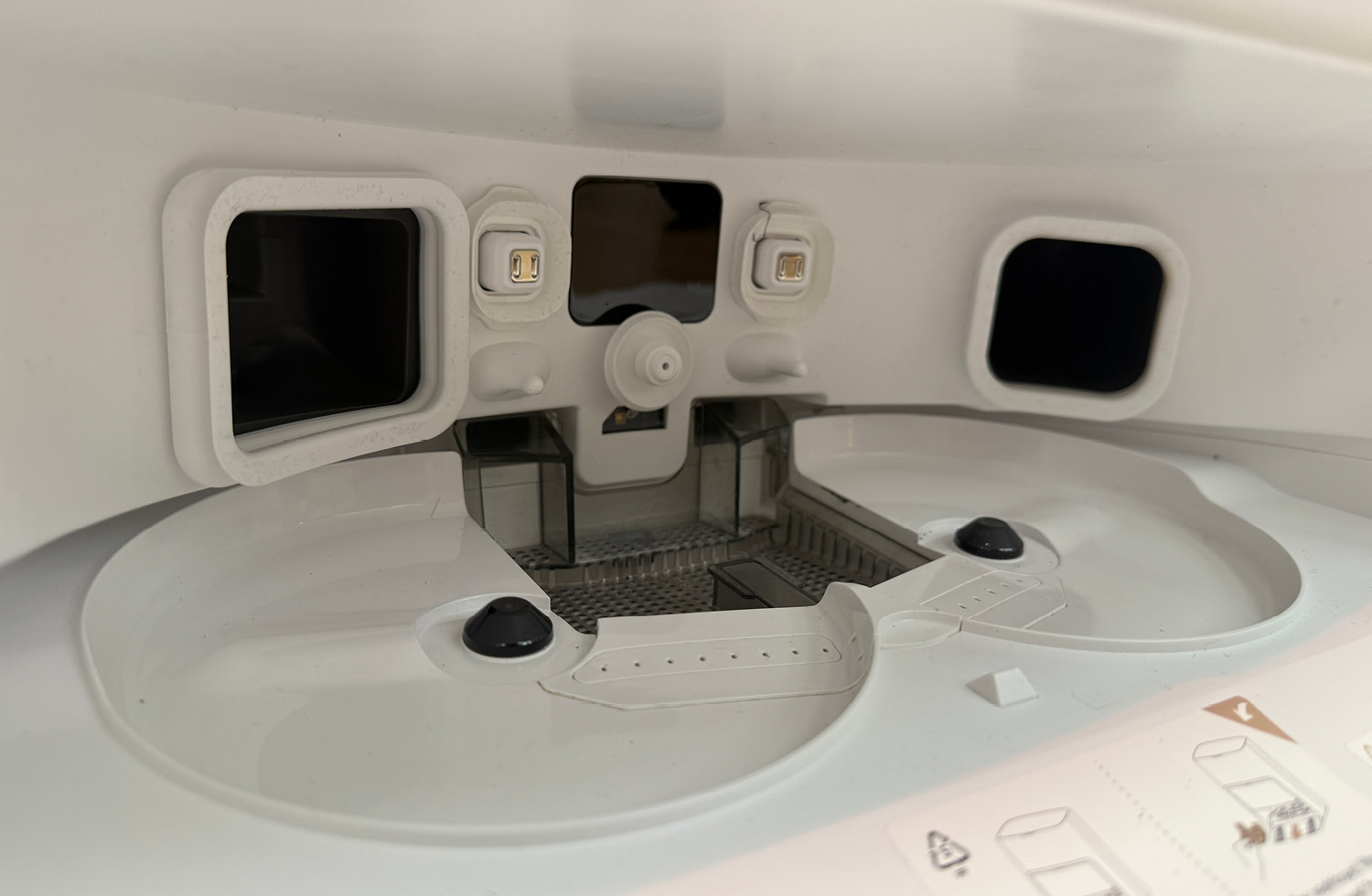 Hier drinnen werden die Mopps des Mova V50 Ultra Complete nach dem Waschen mit heißer Luft getrocknet