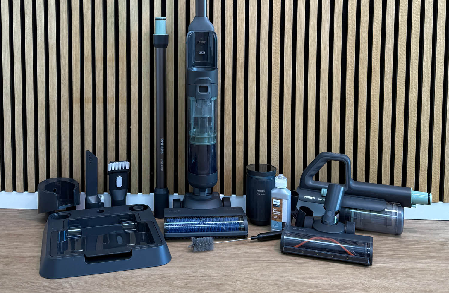 Hier seht ihr den Lieferumfang des Philips AquaTrio 7000 Cordless