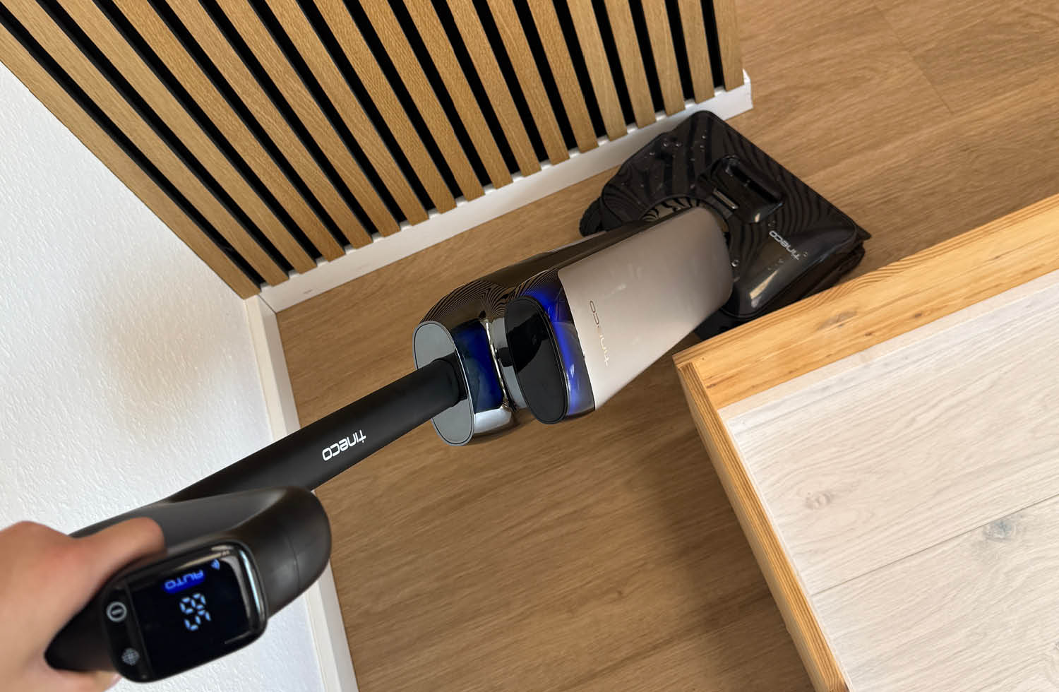 Nun beschäftigen wir uns mit dem Umgang des Tineco One Floor S9 Artist