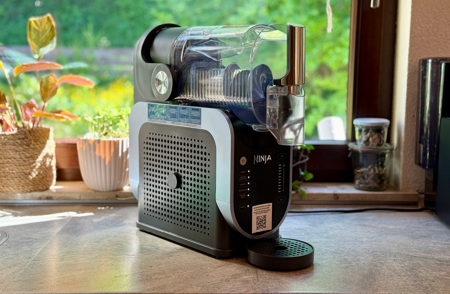 Vom Aussehen her, sieht die Ninja SLUSHi aus, wie eben eine Slush-Maschine