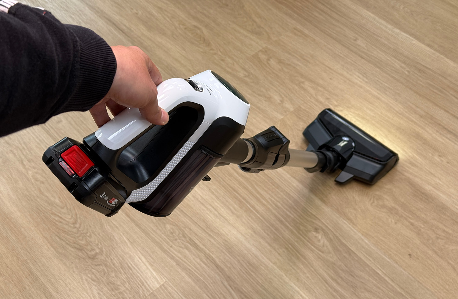 Wir schauen uns an, wie leicht sich der Bosch Unlimited 7 ProHygienic Aqua führen lässt