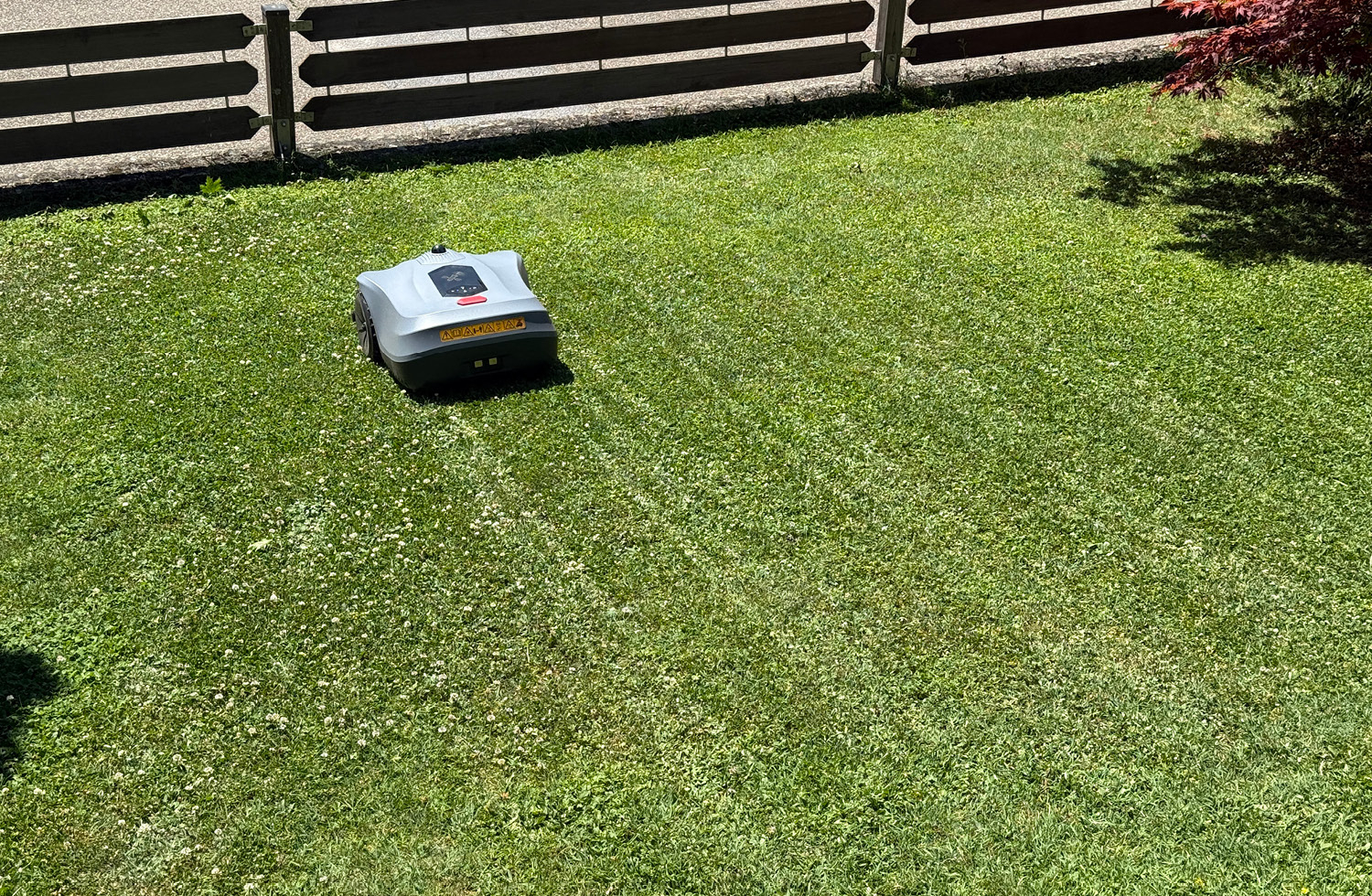 Das Mähbild des Hookii Neomow X ist gleichmäßig und streifig