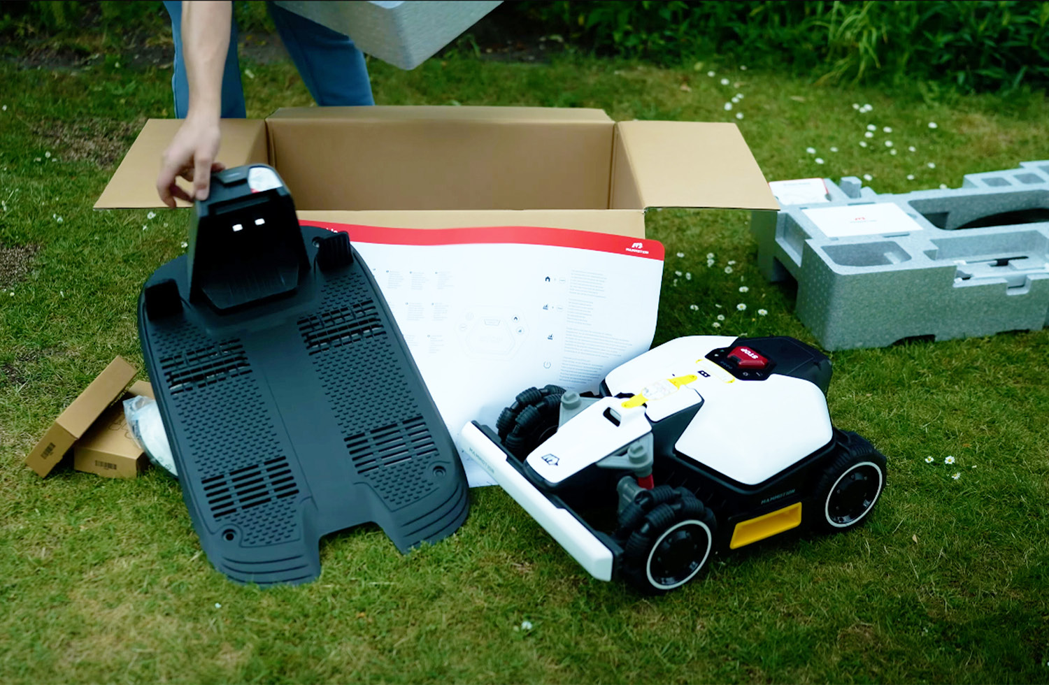 Das ist alles im Lieferumfang des Mammotion LUBA Mini AWD dabei