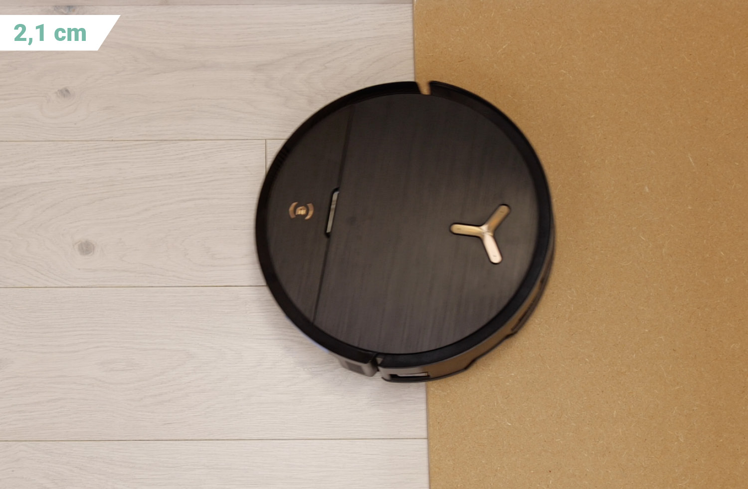 Der ECOVACS DEEBOT X9 PRO OMNI konnte eine scharfe Kante mit 2,1 cm Höhe überwinden