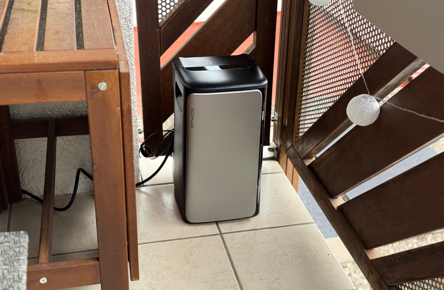 Der EcoFlow STREAM Ultra steht bei mir auf dem Balkon