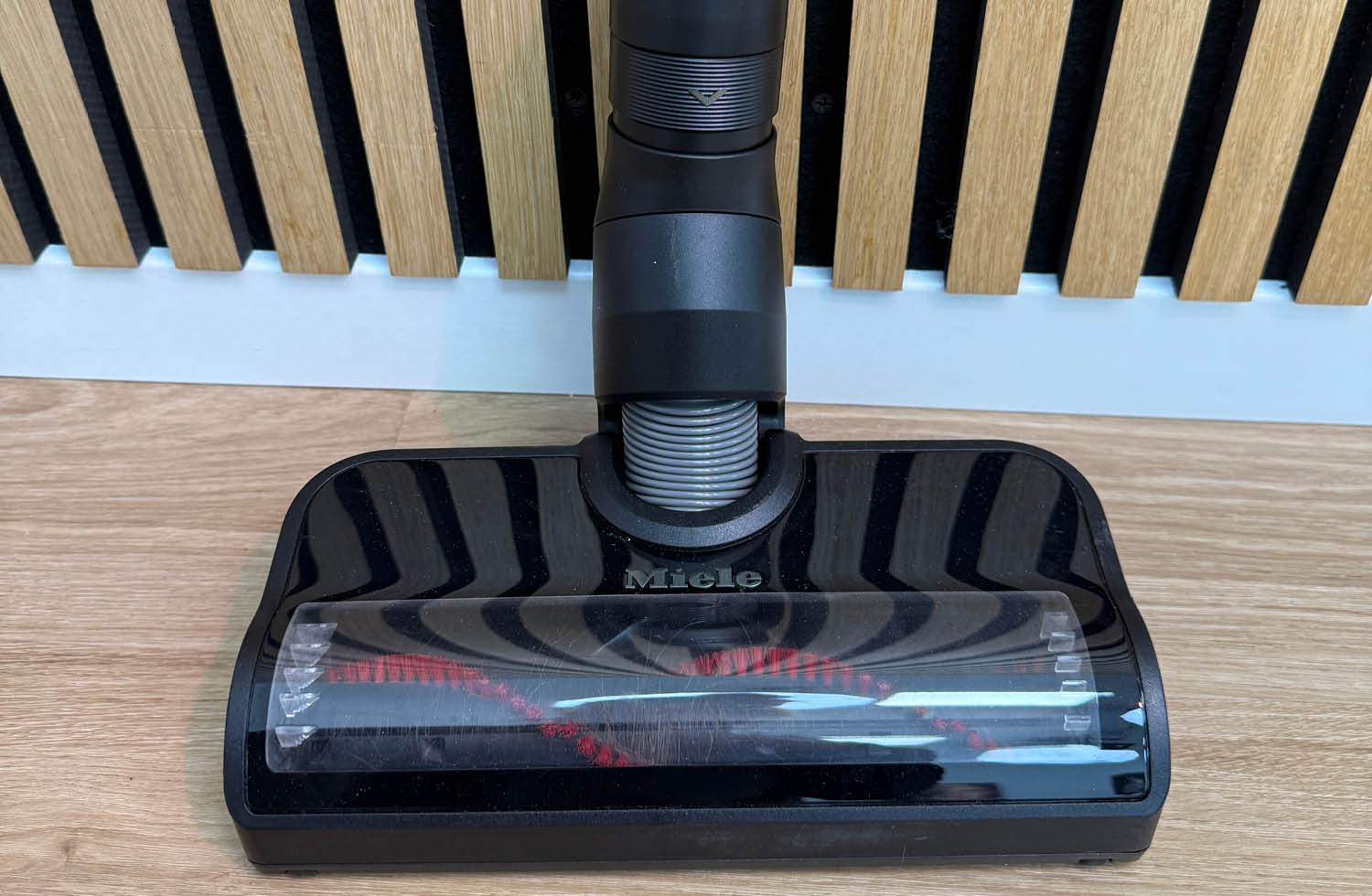 Der Hauptaufsatz des Miele Duoflex HX1 Total Care der eine Kombibürste ist