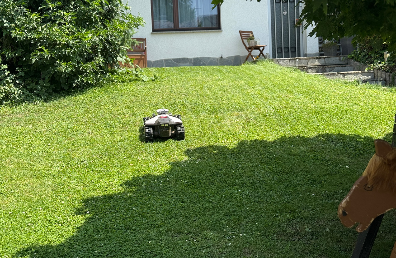 Der Mammotion LUBA Mini AWD hinterlässt ein streifiges Mähbild