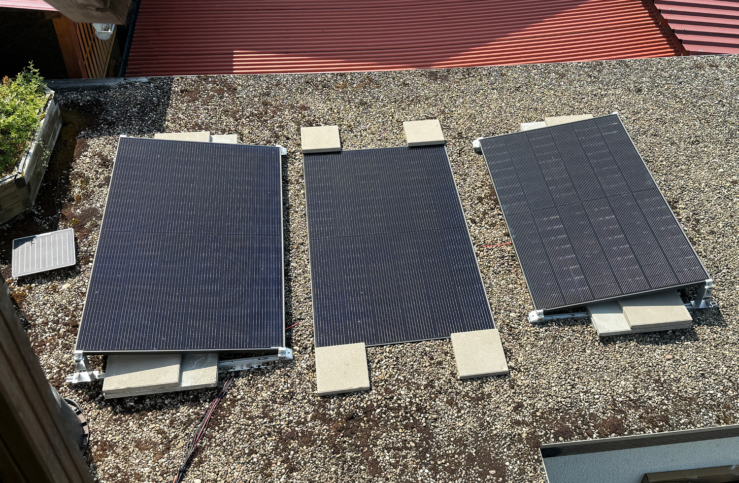 Ich habe gleich drei Solarmodule installiert, um mehr Leistung zu generieren