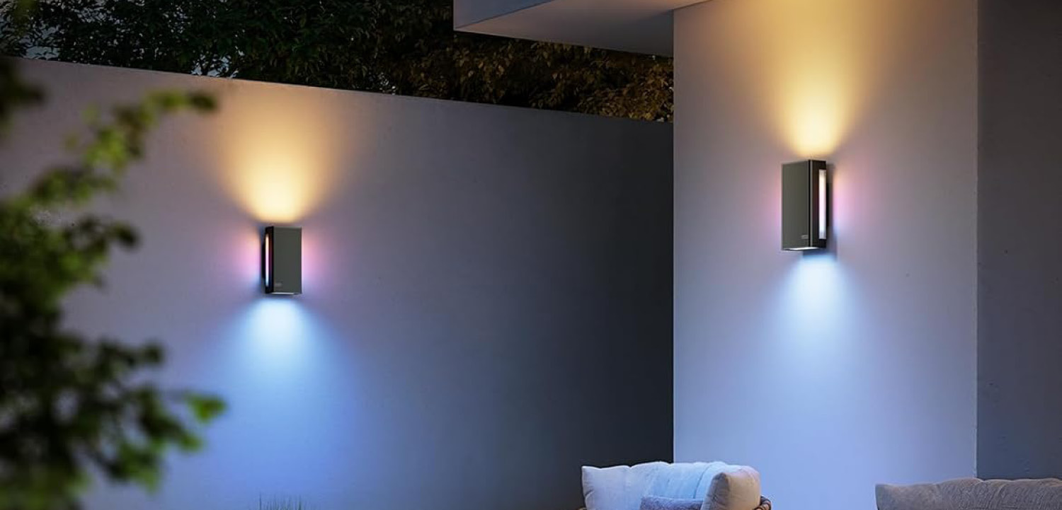 Das Portfolio des weltweit bekannten Herstellers für smarte Beleuchtungslösungen Govee wächst immer weiter. Der neueste Clou ist die Updown-Außenwandleuchte, die dynamisches Licht, hervorragende Funktionalität und weitreichende Smarthome-Kompatibilität umfasst. Die Govee Updown-Außenwandleuchte bietet vier verstellbare Abschnitte und somit 360-Grad-Lichteffekte im Außenbereich. Die verbauten RGBW-LEDs strahlen sowohl nach oben als auch nach unten, während die seitlichen Strahlen über RGBIC-LEDs verfügen. Sie beeindrucken mit über 16 Millionen Farben, 64 voreingestellten Szenenmodi und 19 DIY-Modi. Die Wandleuchte bietet eine maximale Helligkeit von 1.400 Lumen und eine Farbtemperatur von 2.700 bis 6.500 Kelvin. Die vertikale Wall-Washing-Optik vermeidet dabei Blendung und schafft eine angenehme Atmosphäre. Der Hersteller legt bei diesem Produkt großen Wert auf Langlebigkeit; daher ist es IP66-zertifiziert und UV-beständig. Es trotzt also jedem Wetter. Wer möchte, kann die Leuchte mit Smarthome-Diensten wie Alexa, Google oder, dank Matter-Unterstützung, mit vielen weiteren Systemen verbinden. Govee Updown-Außenwandleuchten