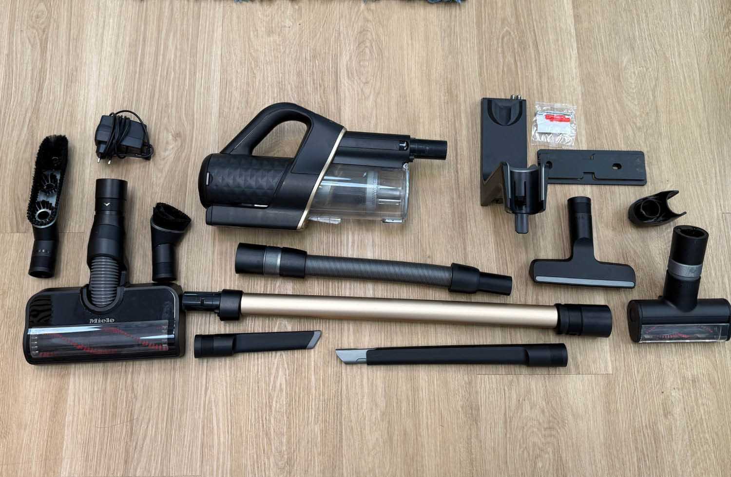 Hier seht ihr den Lieeferumfang des Miele Duoflex HX1 Total Care