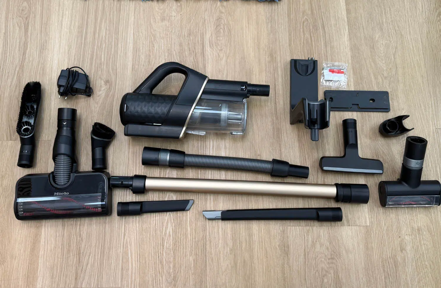 Hier seht ihr den Lieeferumfang des Miele Duoflex HX1 Total Care