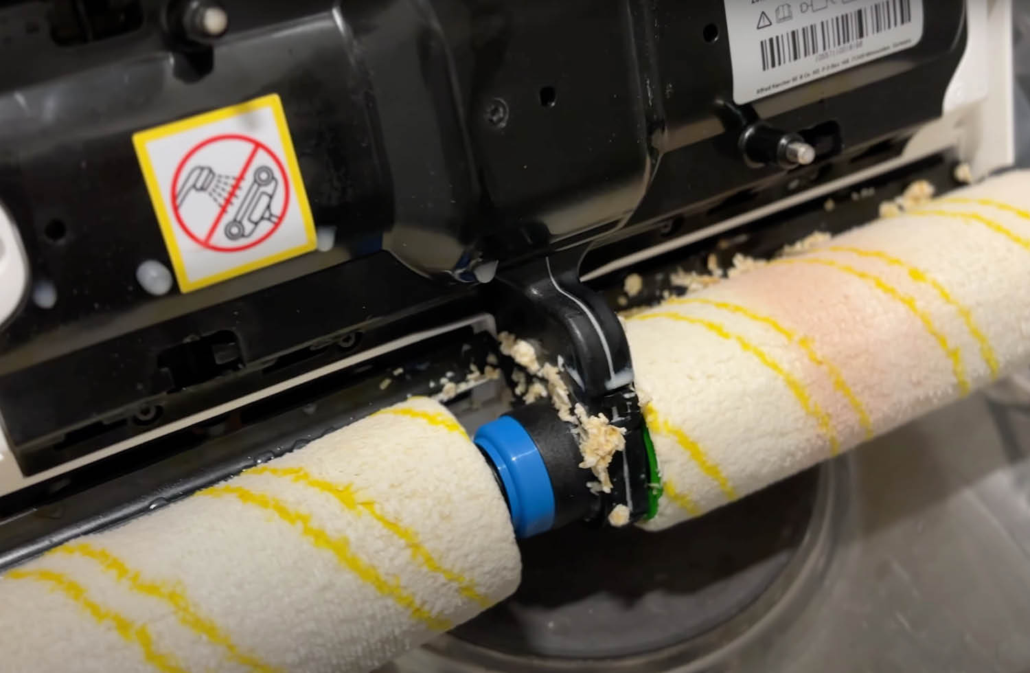 Hier seht ihr die Ablagerungen nachdem der Kärcher FC 8 die dickflüssige Verschmutzung gereinigt hat