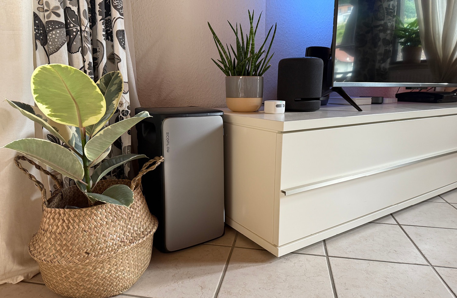 Mein EcoFlow STREAM AC Pro ist im Wohnzimmer angeschlossen und versorgt den Fernseherschrank