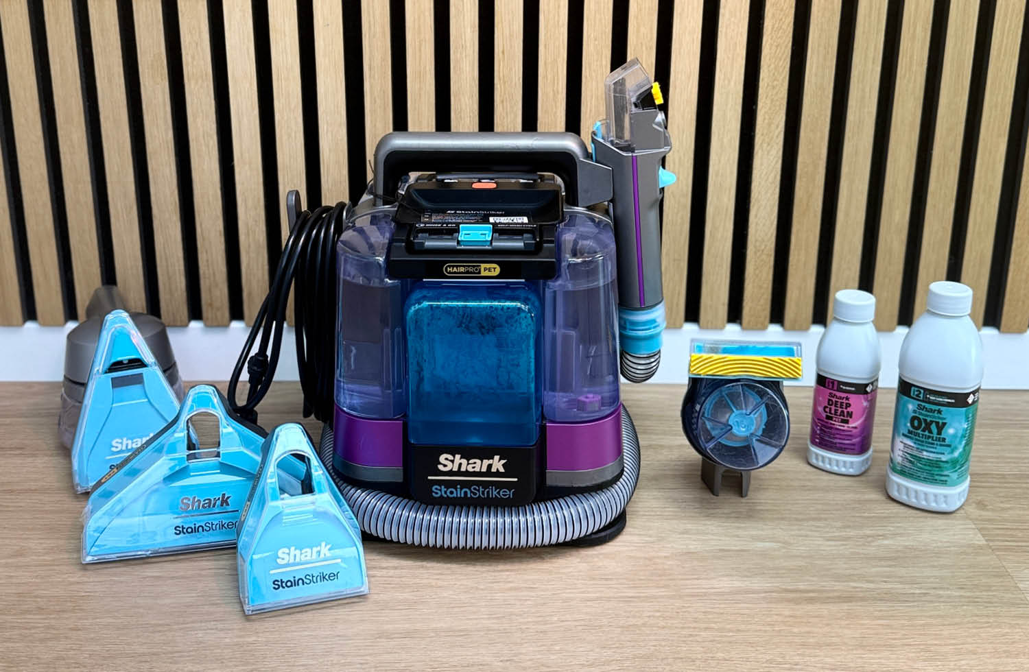 Hier seht ihr den Lieferumfang des Shark StainStriker HairPro Pet