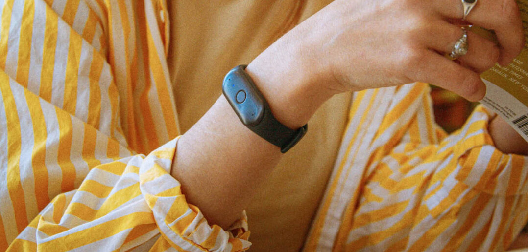 Zu sehen ist das Bee-KI-Wearable an dem Arm einer Person