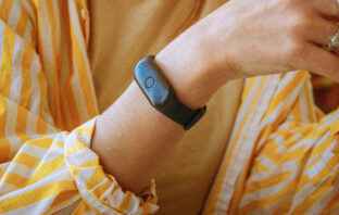 Zu sehen ist das Bee-KI-Wearable an dem Arm einer Person