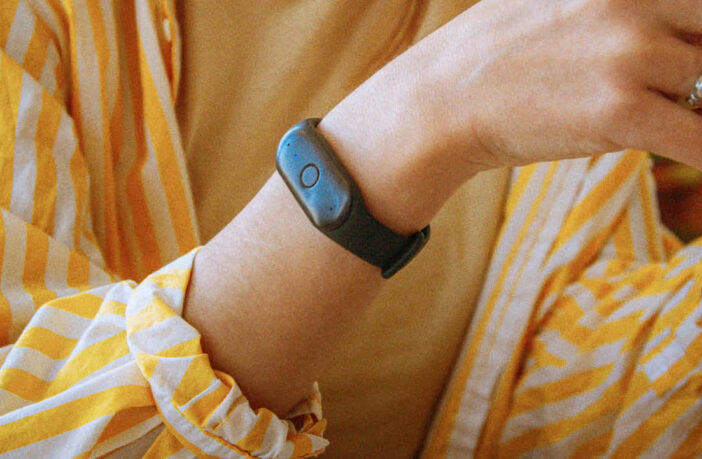Zu sehen ist das Bee-KI-Wearable an dem Arm einer Person