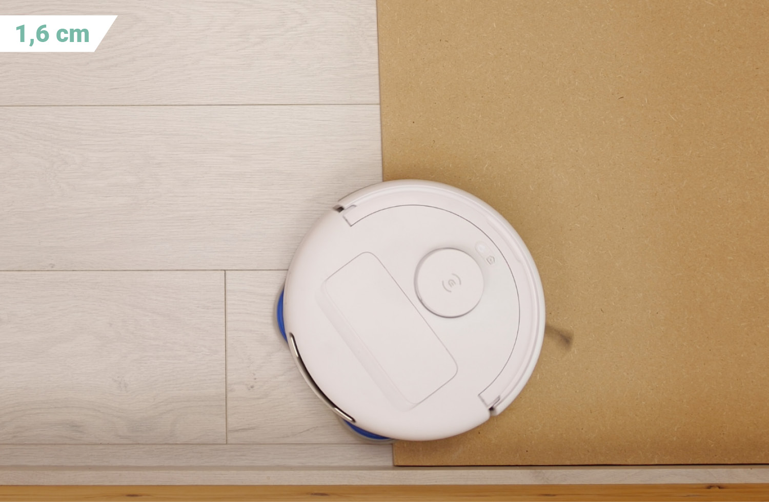 Der ECOVACS DEEBOT mini kann Türschwellen mit 1,6 cm Höhe überwinden