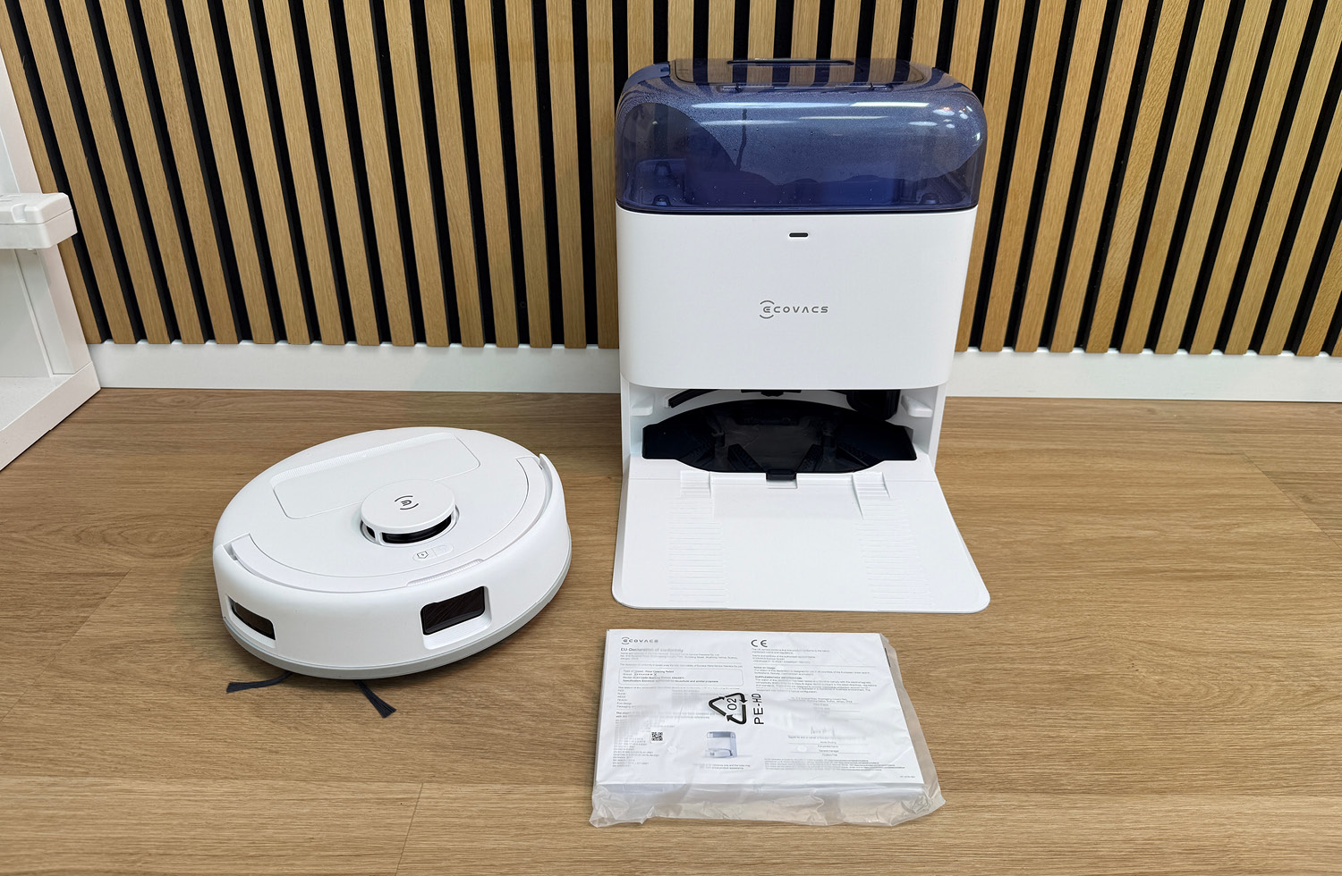 Der Lieferumfang des ECOVACS DEEBOT mini ist ebenso minimalistisch wie der Saugroboter selbst.