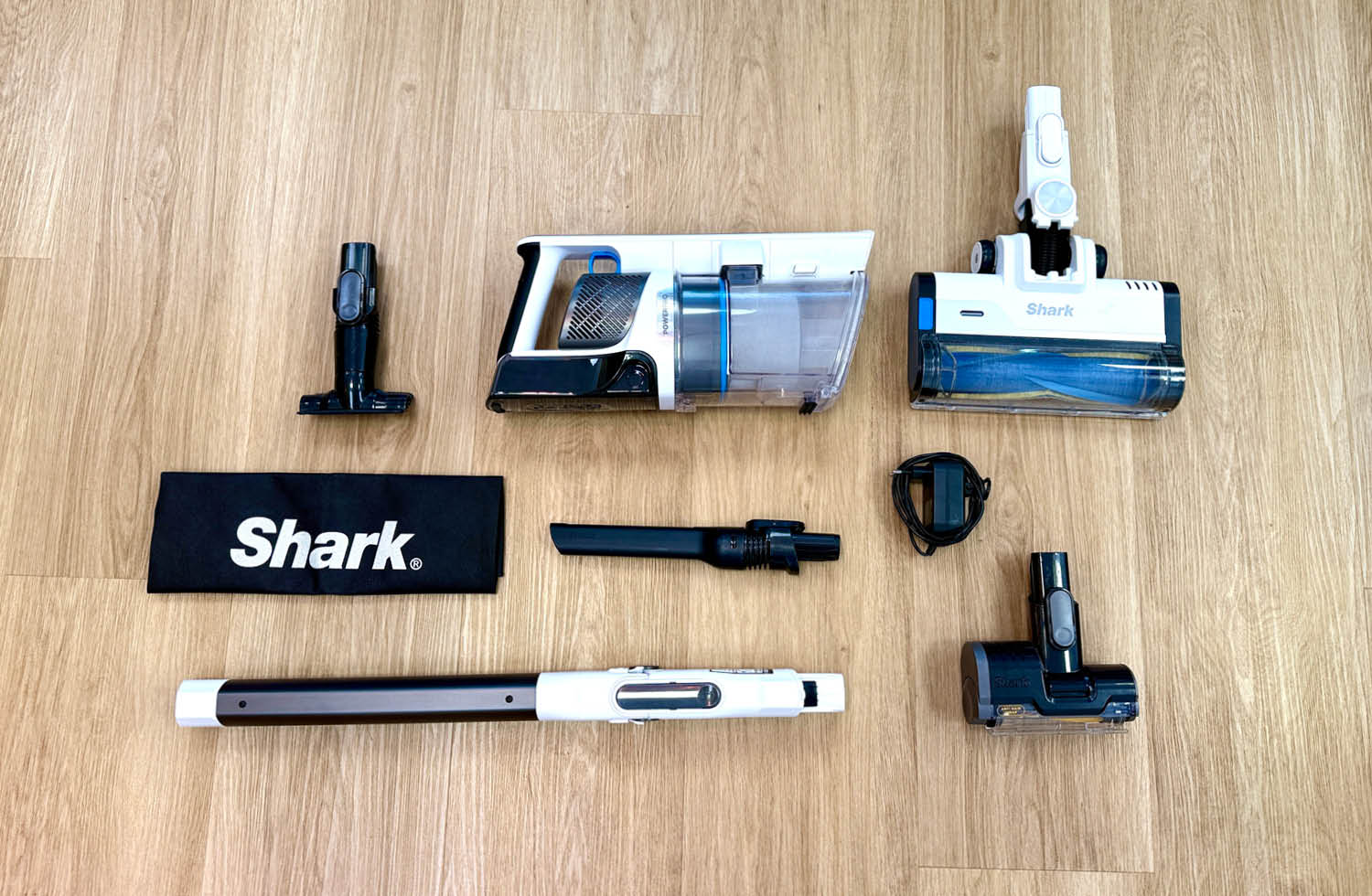 Hier sehen wir den Lieferumfang des Shark Power Pro