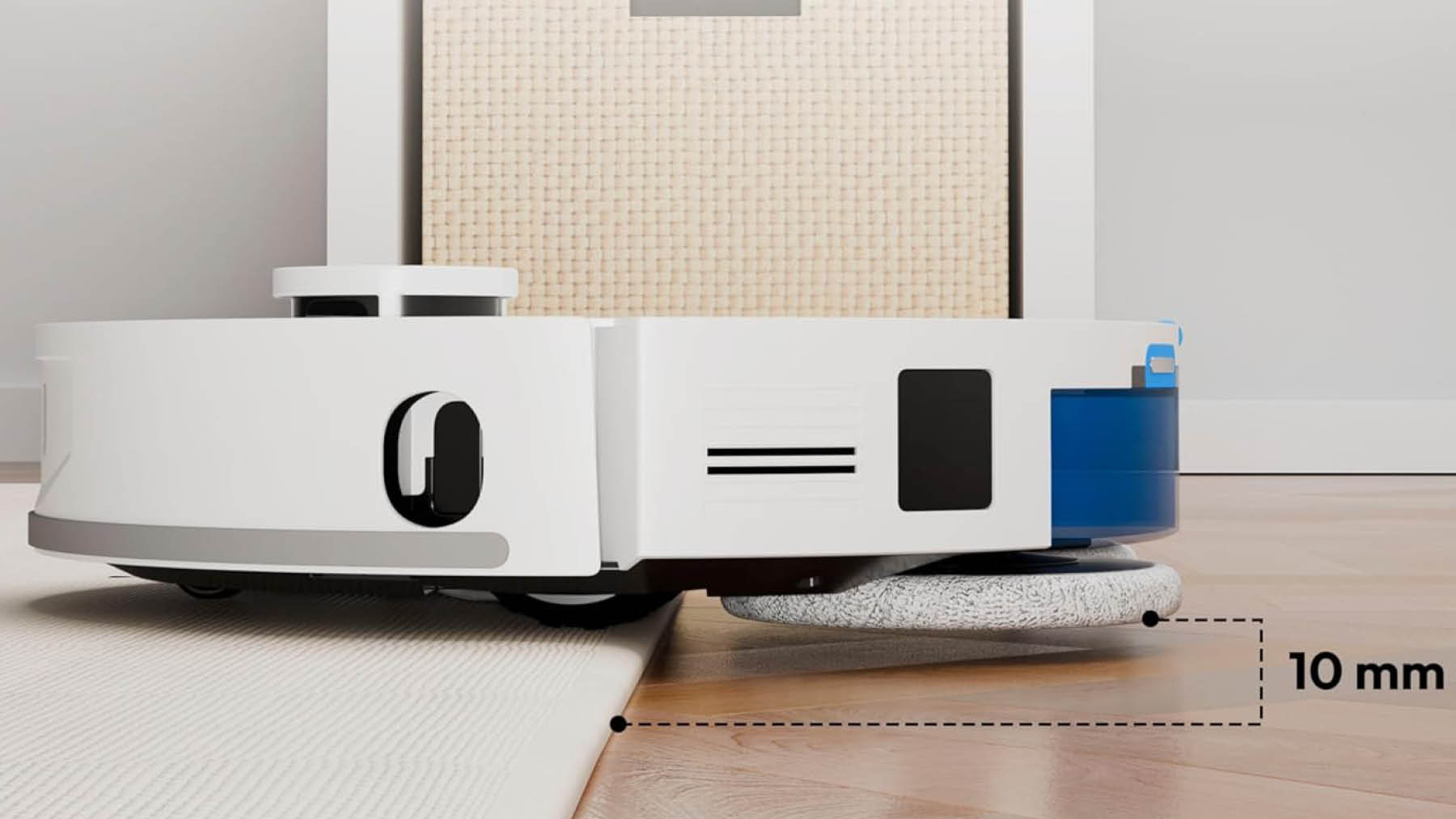 Zu sehen ist der neue weiße Saugroboter von Medion mit dem Namen X55 SW. Dieser hebt sich auf einen Teppich und kann seinen Mopp auf bis zu 10 mm anheben.