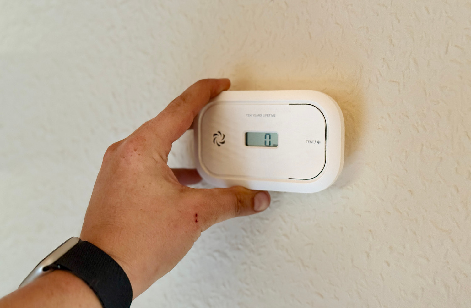 Alternativ lässt er sich auch an die Wand hängen