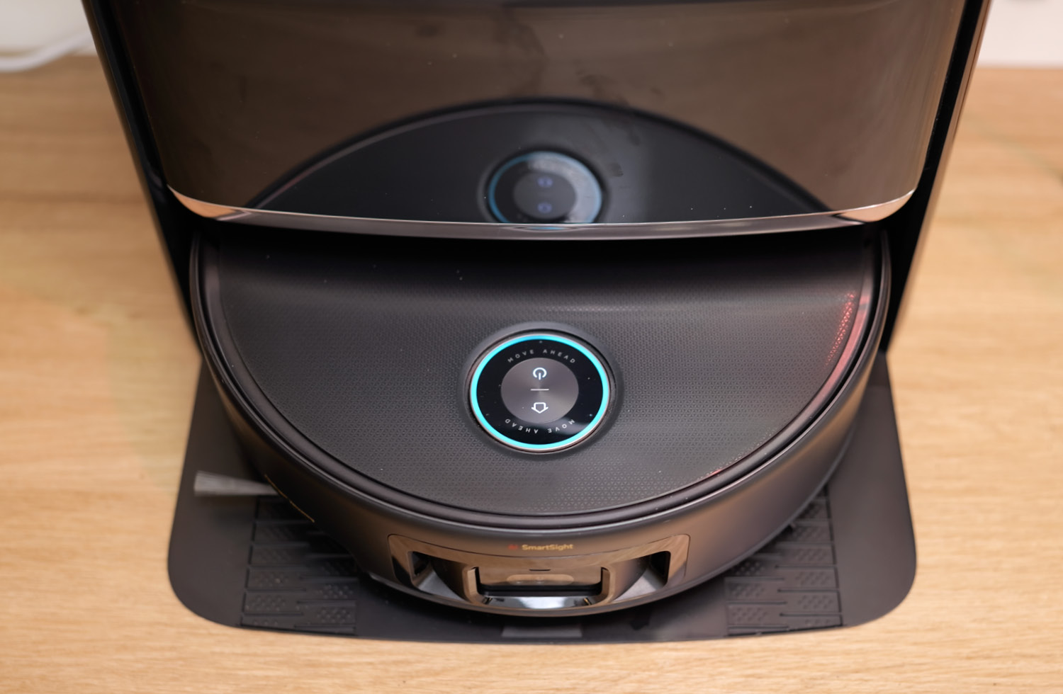 Das ist der Laserturm im eingefahrenen Zustand, der gleichzeitg als manuelle Steuereinheit fungiert