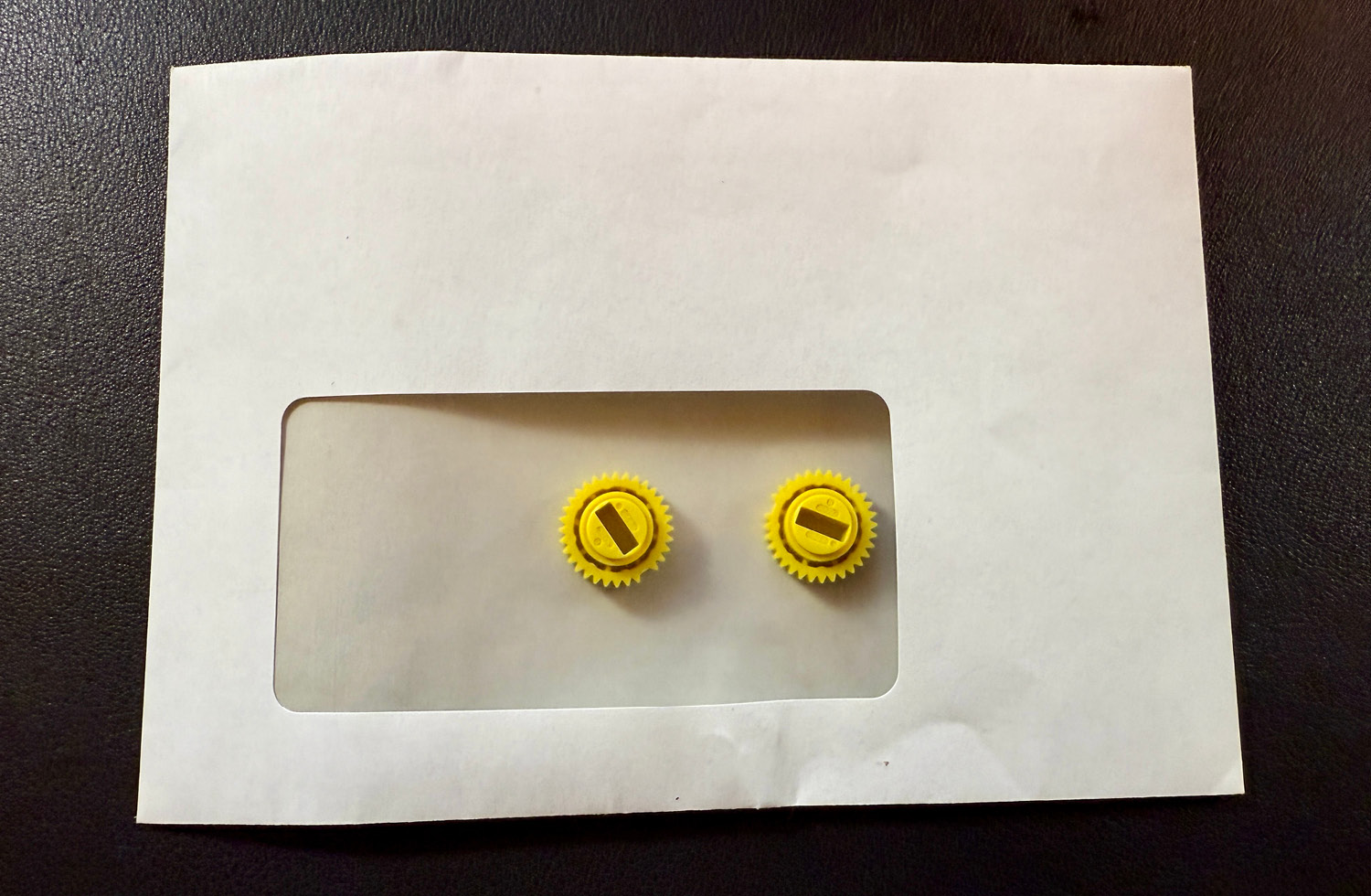 Der Brief, bestückt mit drei neuen Zahnrädern, kam eine Woche nach Kontakt direkt von Nuki an