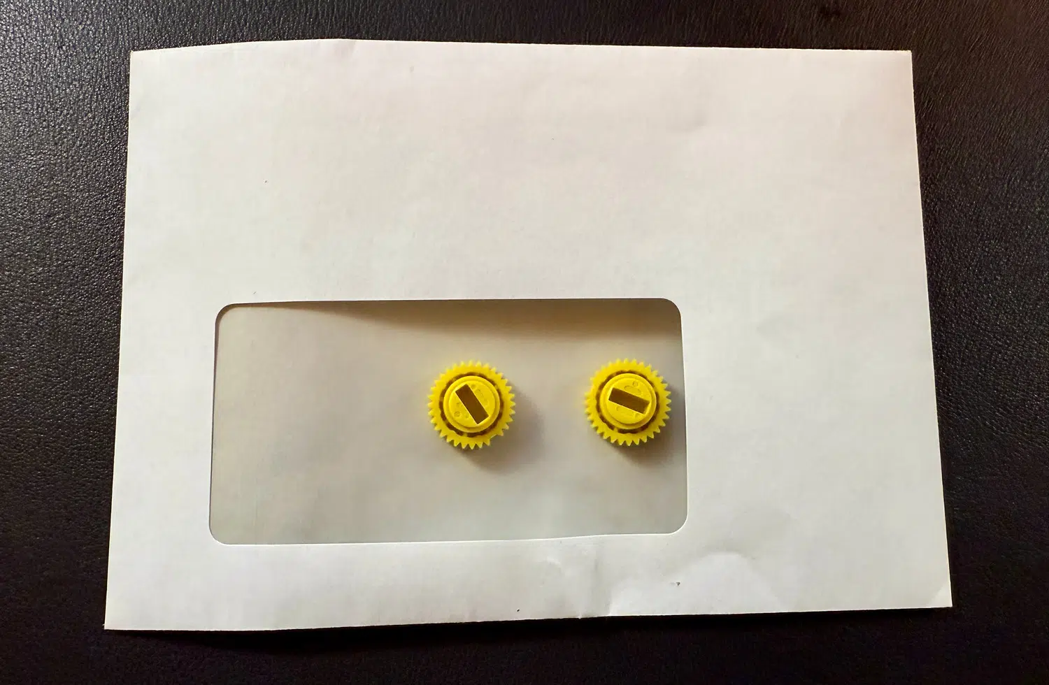 Der Brief, bestückt mit drei neuen Zahnrädern, kam eine Woche nach Kontakt direkt von Nuki an