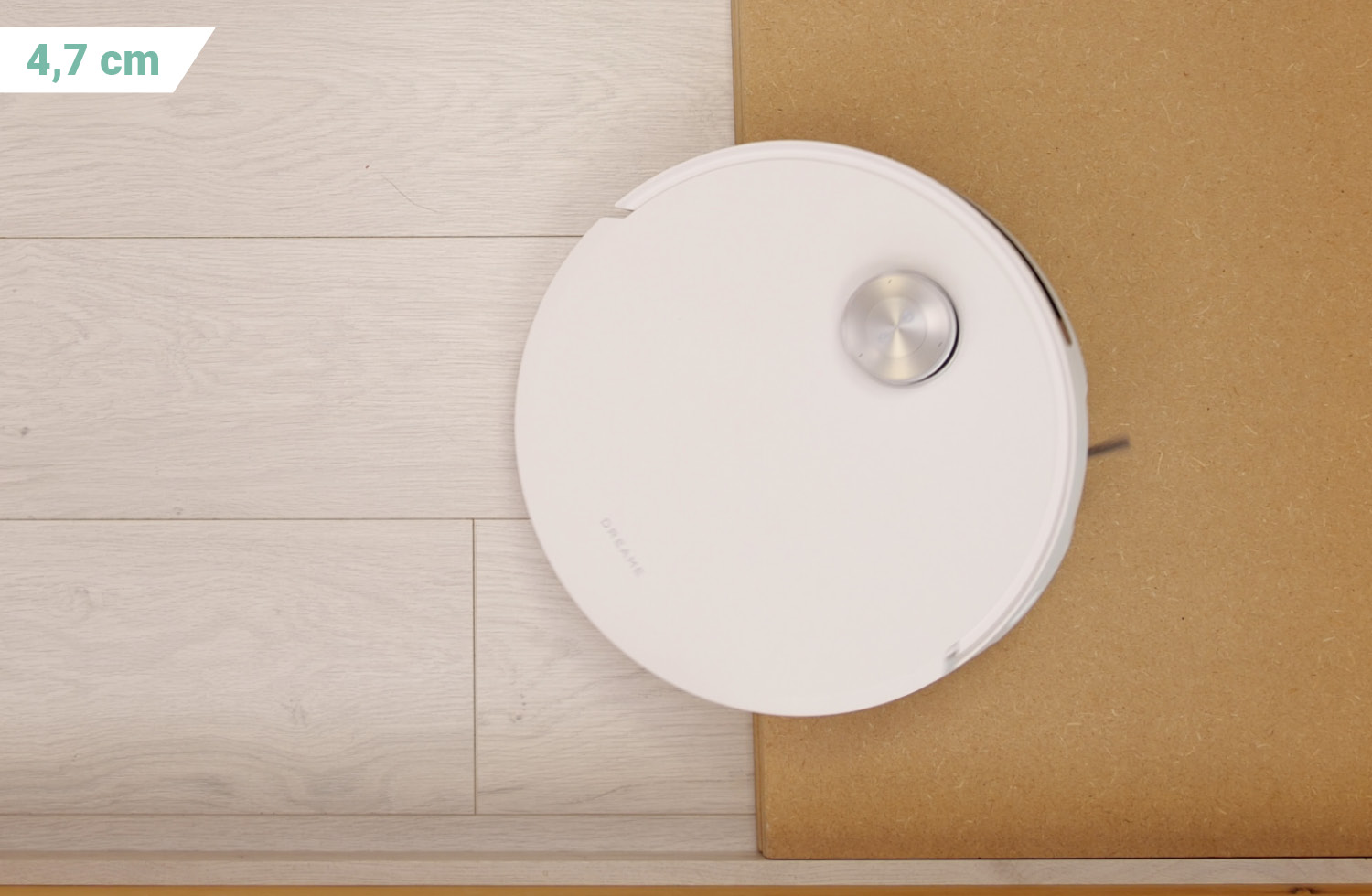 Der Dreame Aqua10 Ultra Roller hat eine scharfe Kante von 4,7 cm überwunden